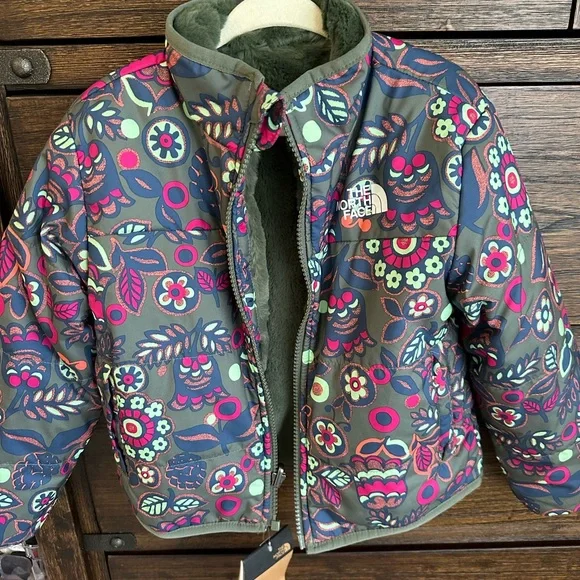 The North Face Green Puffer Jacket with Plush Texture and Cozy Design